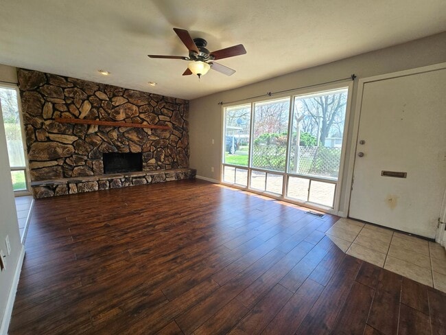 Building Photo - 3 Bedroom Century Modern Home