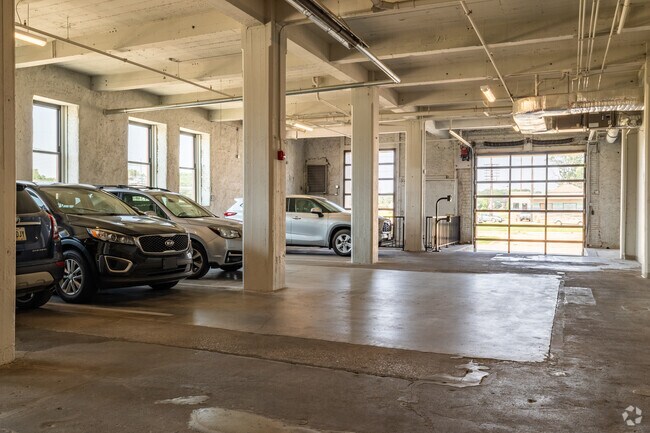 Garaje de estacionamiento cubierto - Kansas Avenue Lofts