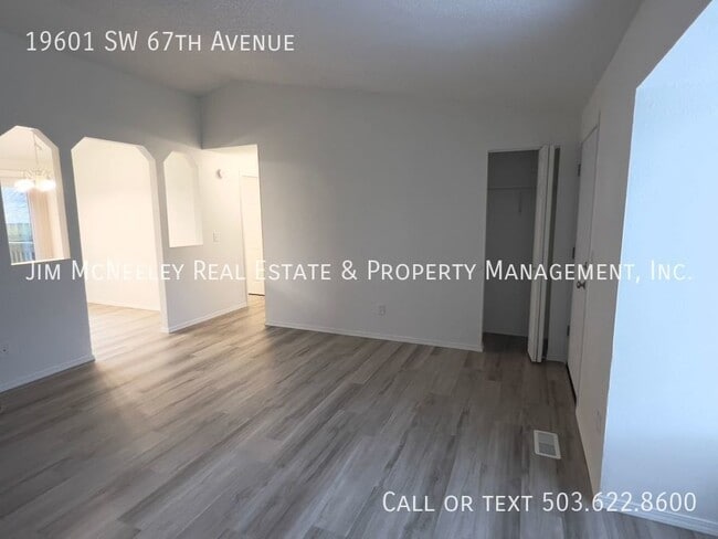Building Photo - Remodeled 2 Bedroom Apartment With Fenced ...