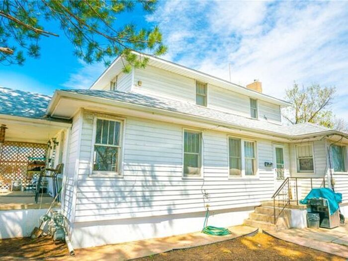 Building Photo - Upstairs unit: 1 bedroom and 1 bathroom