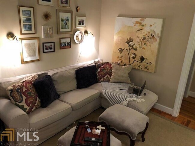 Foto del edificio - 557 Overbrook Dr NW