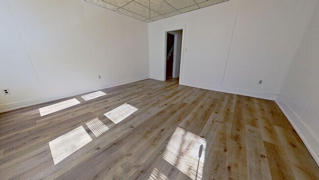 Foto del edificio - Spacious 3 Bedroom 2nd/3rd Floor Apartment in York City