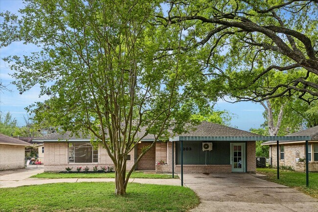Building Photo - 2203 Bron Holly Dr