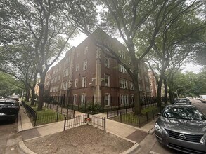 Building Photo - 7342 N Damen Ave