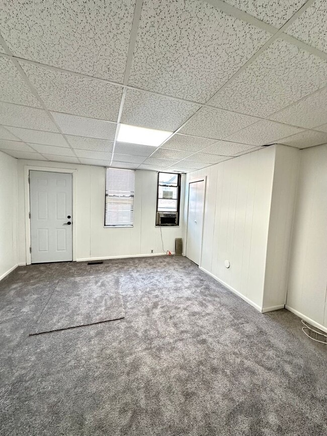 Building Photo - Updated 1 Bed, 1 Bath First Floor Unit in South Side - Private Entrance, Laundry in Basement - Av...