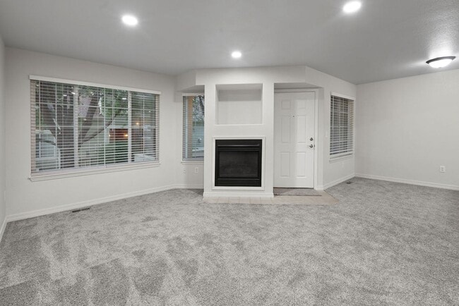Building Photo - Spacious 2 Bedroom, 2.5 Bath Townhome in D...