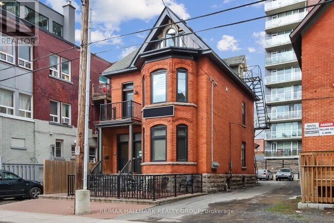 Building Photo - 2-381 COOPER St