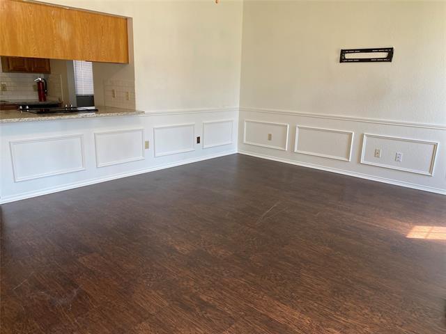 Building Photo - 910 Canary Ln