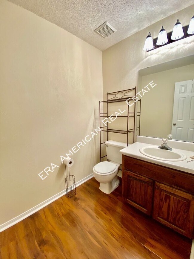 Building Photo - 703 Valley Rd