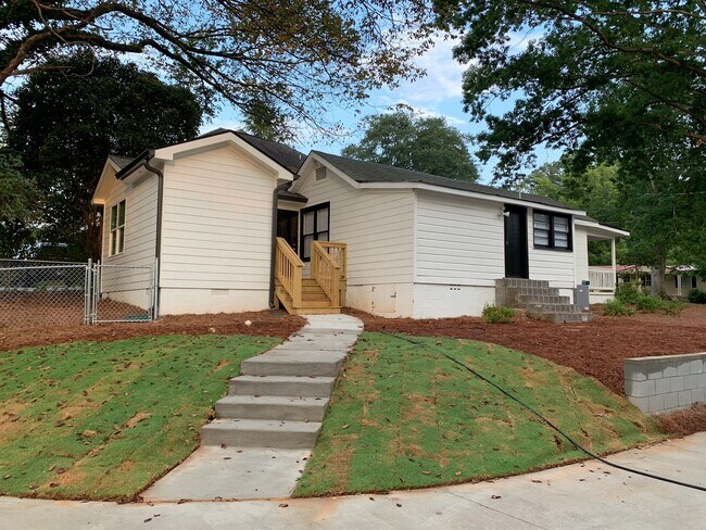 Building Photo - Cute 3 Bedroom Near Downtown for Pre-Lease