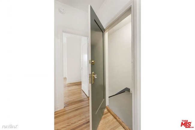 1 br, 1 bath Condo - 338 1/2 N Stanley Ave photo'