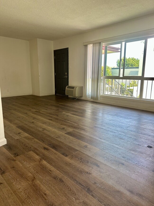 Building Photo - 8539 Saturn St