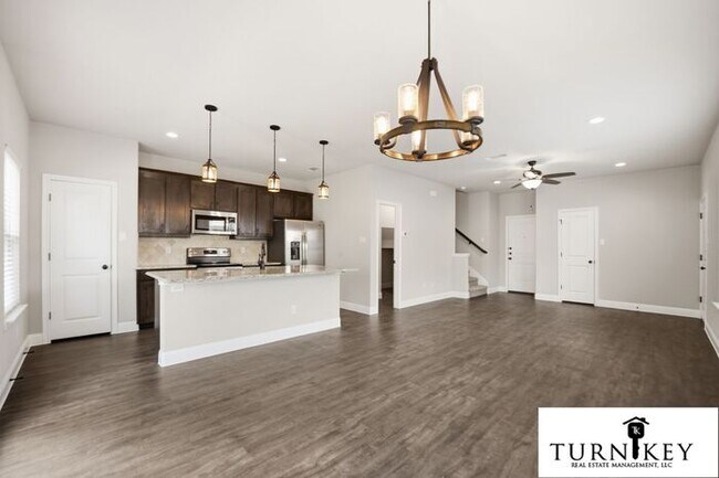 Building Photo - Luxury Townhome Located in Weatherford Near Crocket Elementary | 3 Bed / 2.5 Bath | Two-Car Garag...