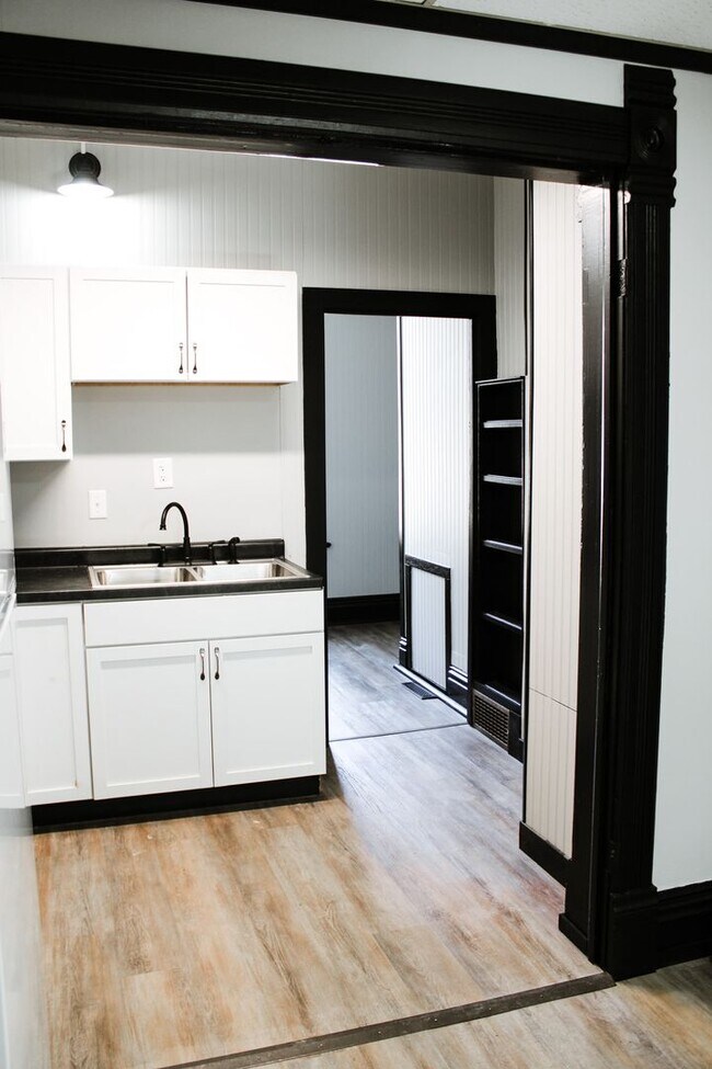Building Photo - 218 Sabin Ave W