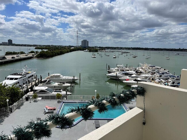 Foto del edificio - 7904 West Dr
