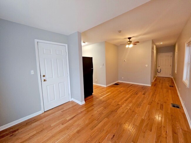 Foto del edificio - 2420 N Greenview Ave