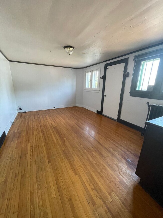 Foto del edificio - Large 5 bedroom, 2.5 bathroom house near V...