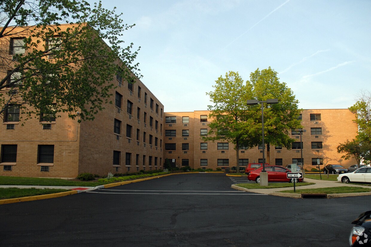 Lawrence Plaza Apartments in Lawrenceville, NJ