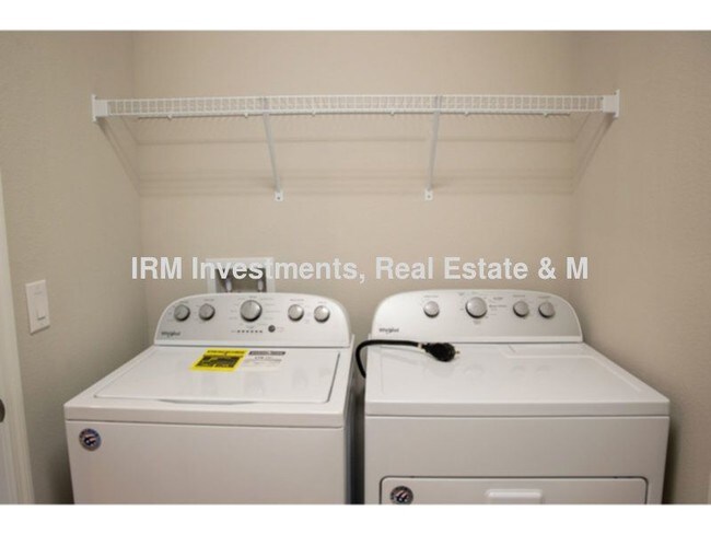 Building Photo - 3 bedroom2.5 bath townhome 2 car garage