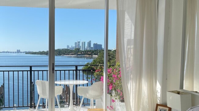 Foto del edificio - 770 NE 69th St