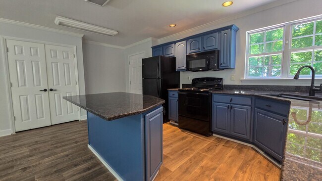 Foto del edificio - 5607 Whispering Pines Dr