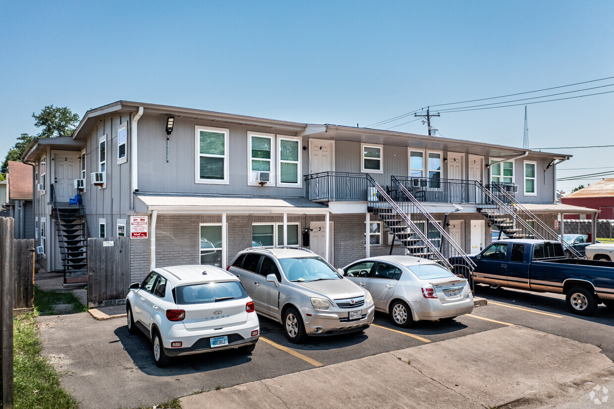 Garden-Style Unit Entrances - Elysian Apartments