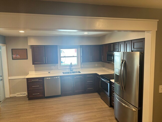 Foto del edificio - 5 bedroom 2 1/2 bath home for rent