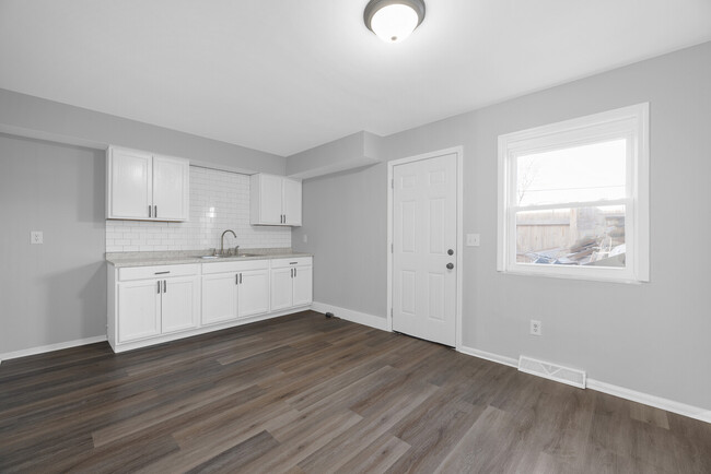 Building Photo - CHLOE TOWNHOMES (4PLEX 417 BARNETT)