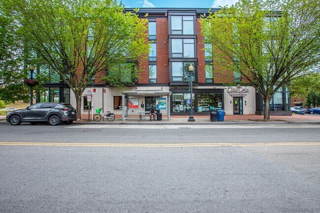 Foto del edificio - Lavish 1 BR/1 BA Condo in Capitol Hill!