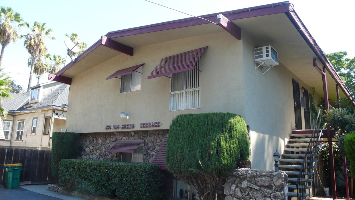 Primary Photo - 930 Van Buren St