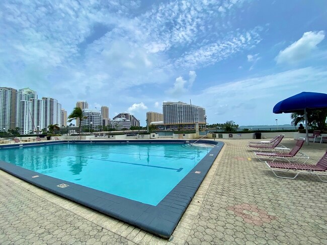 Foto del edificio - 999 Brickell Bay Dr