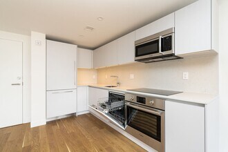 Building Photo - 150 The Donway W