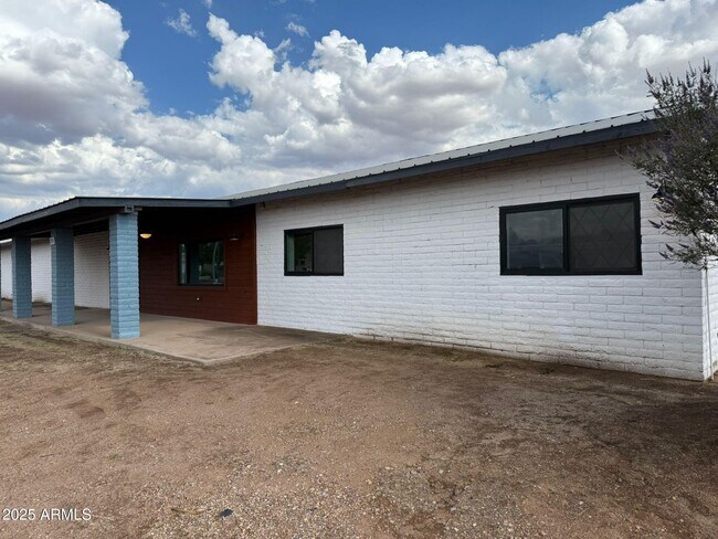 Foto del edificio - 1951 E 13th St