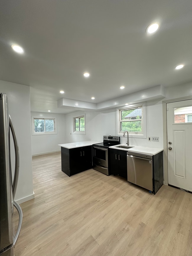 Kitchen - 685 Amesbury Crt