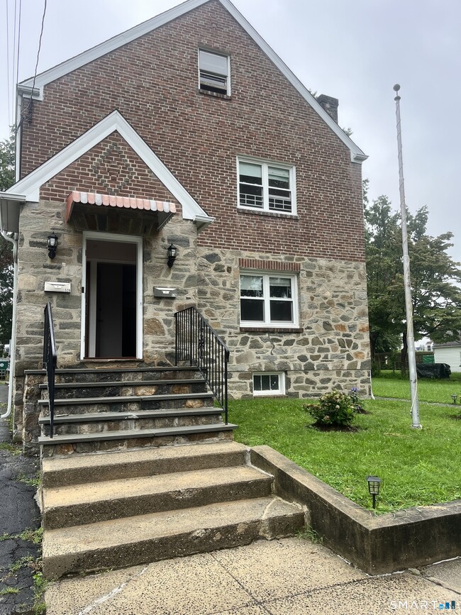 Building Photo - 526 Franklin Ave