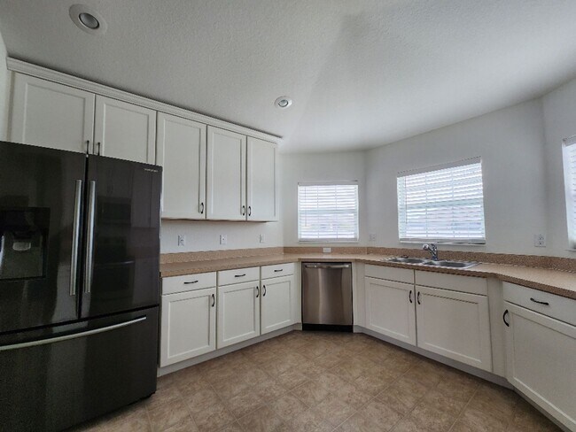 Foto del edificio - Gorgeous 4-Bedroom Lakefront!!