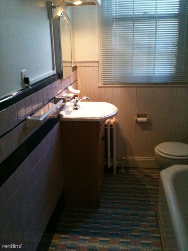 Building Photo - 2 br, 1 bath Apartment - 737 Spruce St Apt 2F