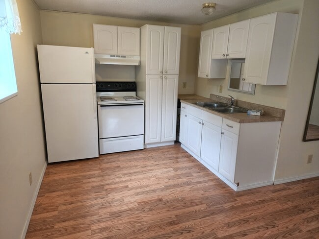 Building Photo - 6211 Country Club Rd