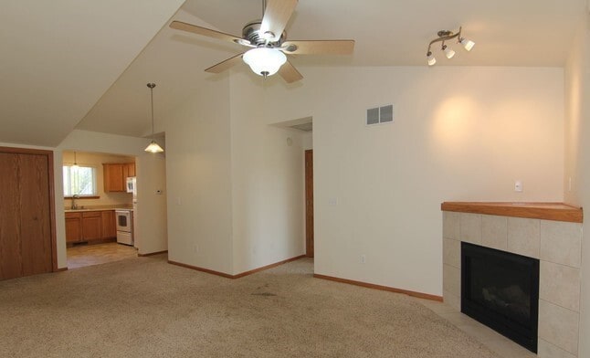 Building Photo - 3 bedroom, 2 bath Townhome in North Liberty