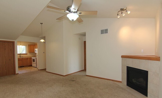 Foto del edificio - 3 bedroom, 2 bath Townhome in North Liberty
