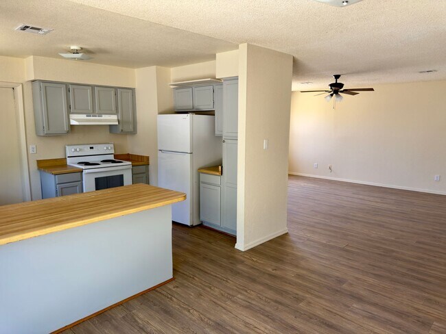 Building Photo - Three Bedroom Sierra Sunset Home