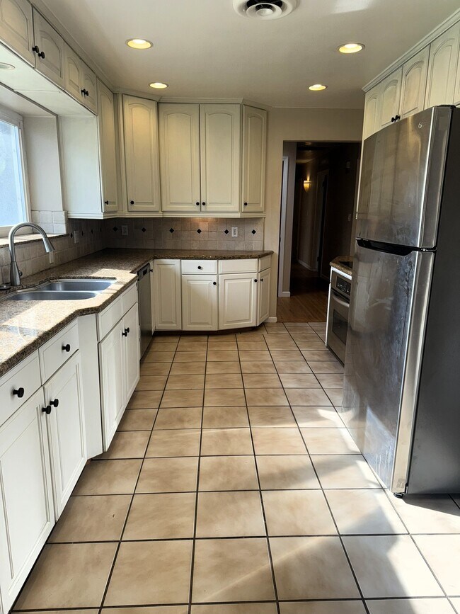 Foto del edificio - 454 W Twain Ave