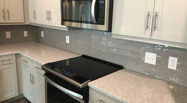 Building Photo - Grand 1 BR Available to Rent