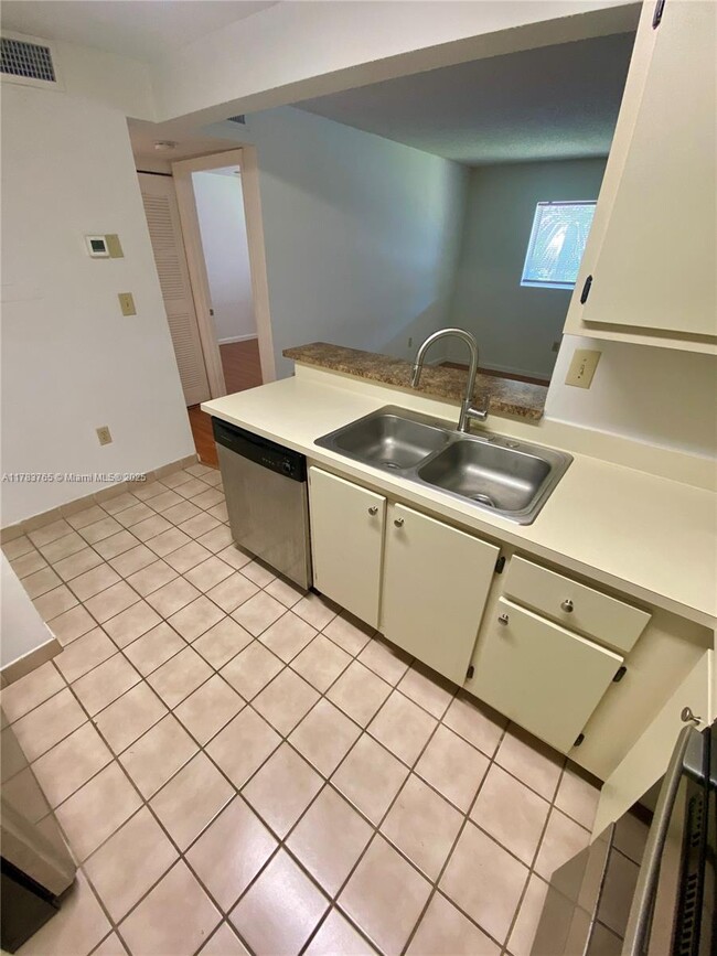 Building Photo - 351 Palm Way