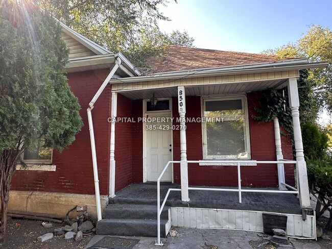 Building Photo - 2 Bedroom Home with Fully Fenced Yard