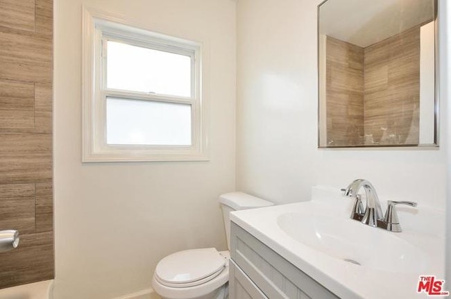 Bathroom - 2059 W 104th St