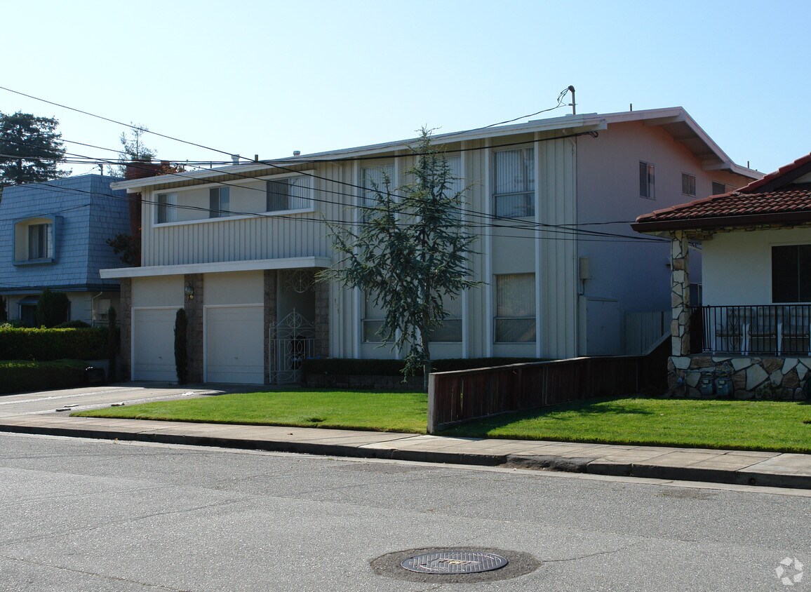 Primary Photo - 121 24th Ave