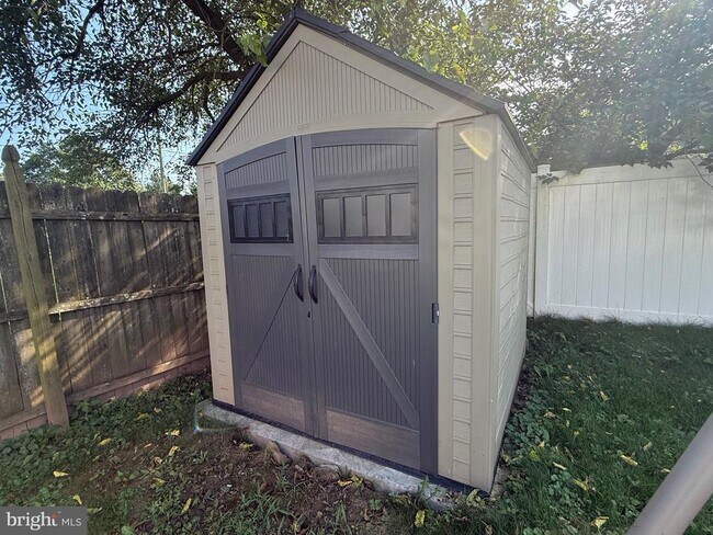 Building Photo - 131 Redwood Dr