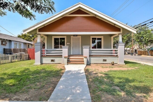 Building Photo - TRACY ABSOLUTELY 3 BEDROOM CHARMING BUNGALOW