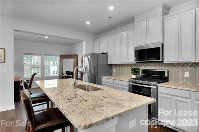 Foto del edificio - 2410 Arbor Loop Dr